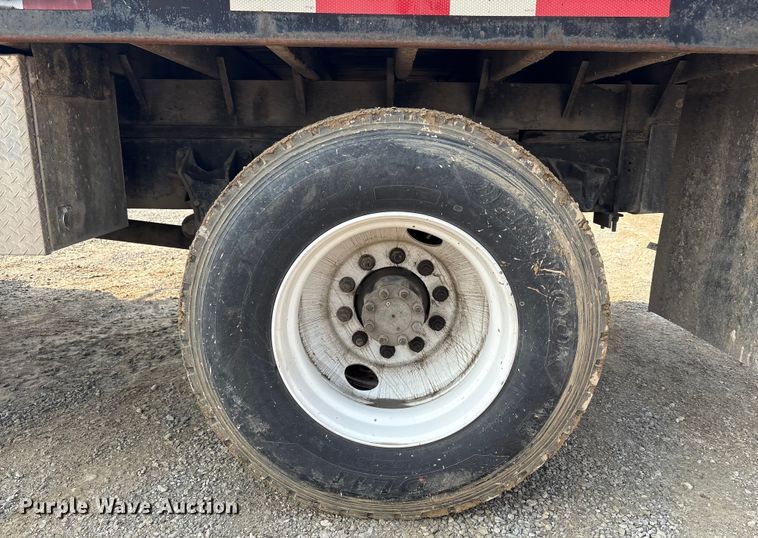 image for item EC4406 2005 International 4300 flatbed truck