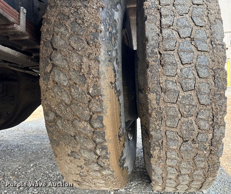 image for item EC4406 2005 International 4300 flatbed truck