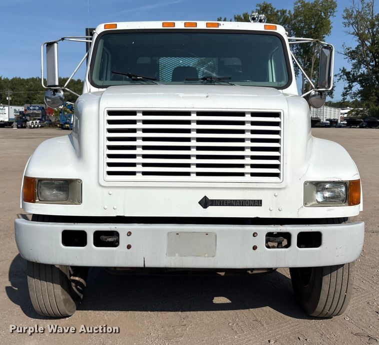 image for item EC4412 2001 International 4700 flatbed truck