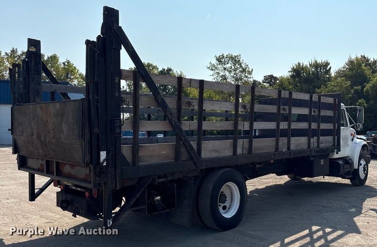 image for item EC4412 2001 International 4700 flatbed truck