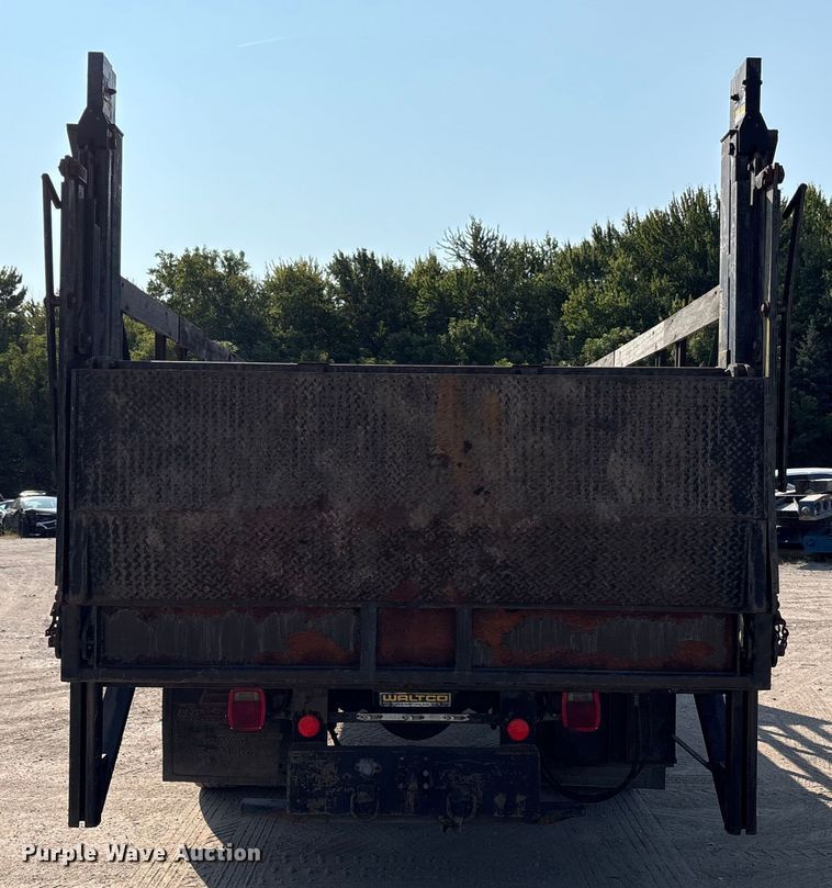 image for item EC4412 2001 International 4700 flatbed truck