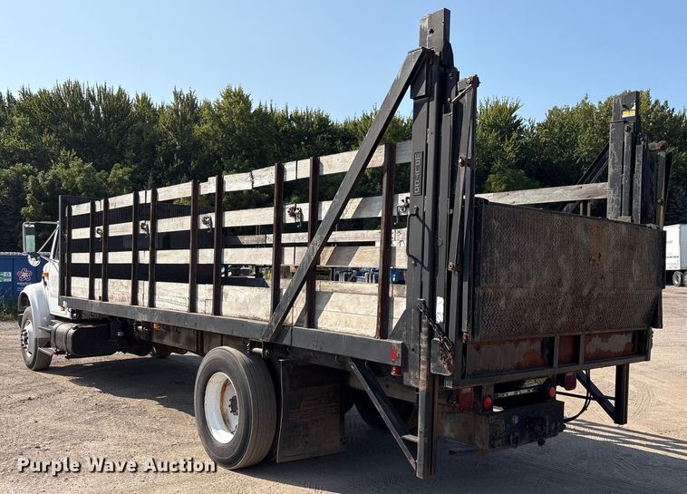 image for item EC4412 2001 International 4700 flatbed truck