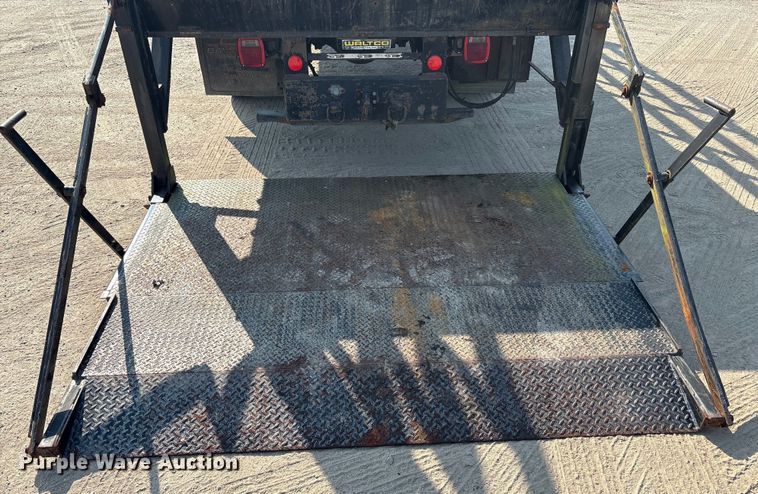 image for item EC4412 2001 International 4700 flatbed truck