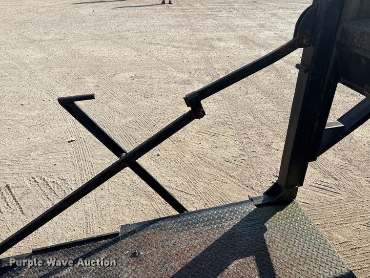 image for item EC4412 2001 International 4700 flatbed truck