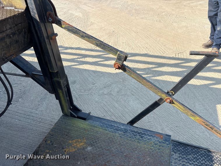 image for item EC4412 2001 International 4700 flatbed truck