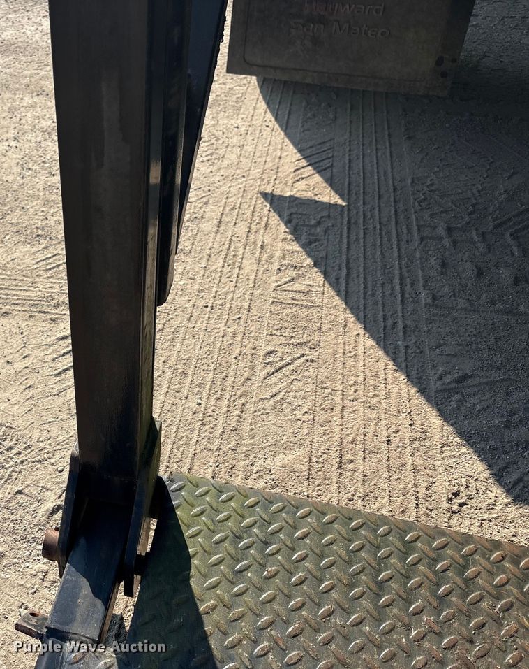 image for item EC4412 2001 International 4700 flatbed truck