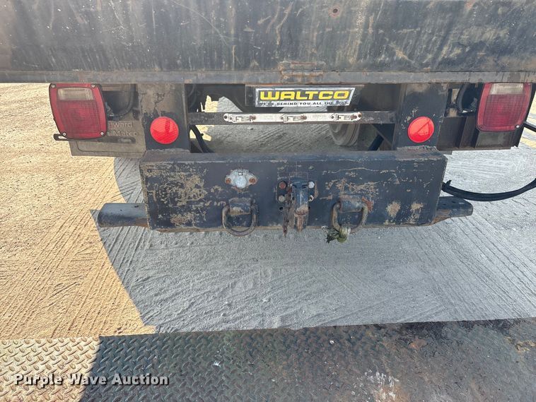 image for item EC4412 2001 International 4700 flatbed truck