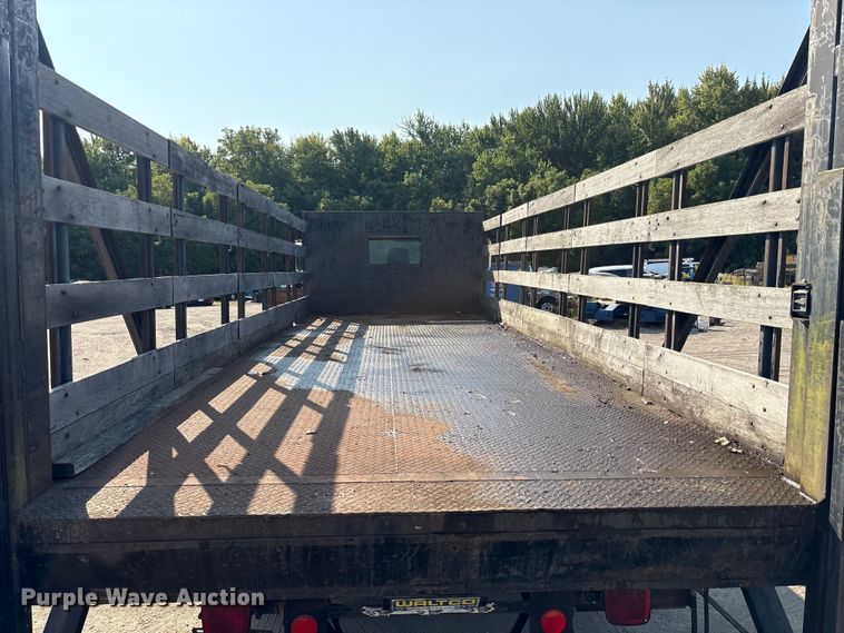 image for item EC4412 2001 International 4700 flatbed truck