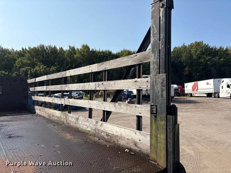 image for item EC4412 2001 International 4700 flatbed truck