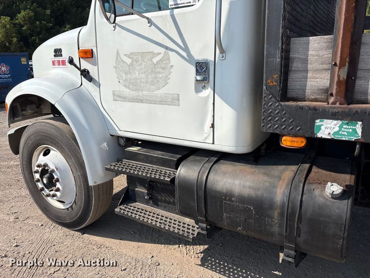 image for item EC4412 2001 International 4700 flatbed truck