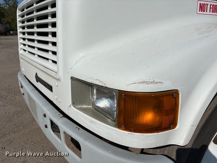 image for item EC4412 2001 International 4700 flatbed truck