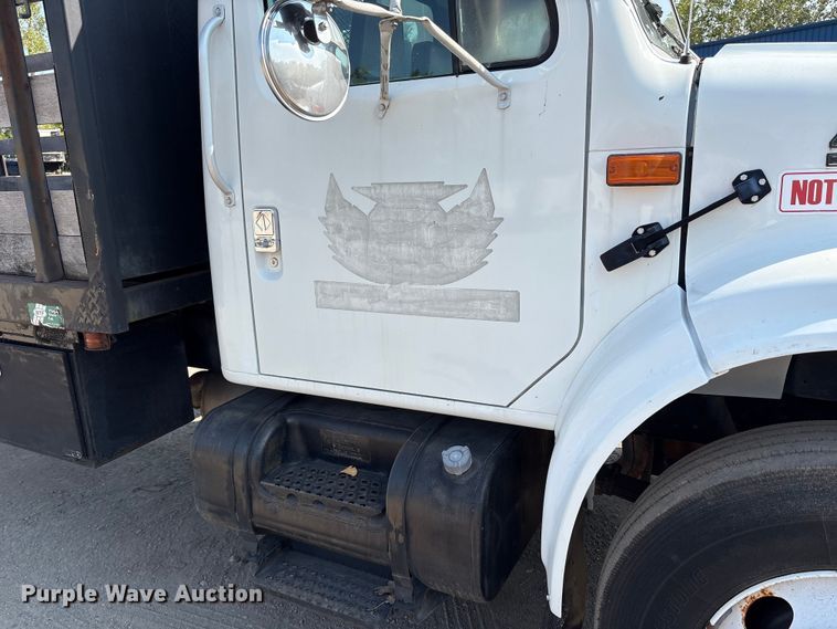 image for item EC4412 2001 International 4700 flatbed truck