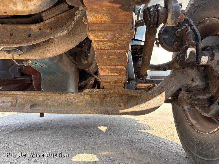 image for item EC4412 2001 International 4700 flatbed truck