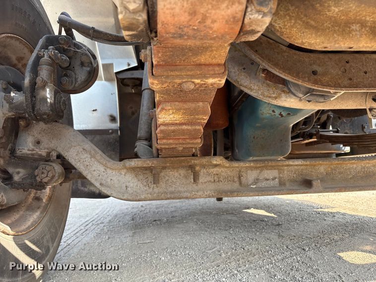 image for item EC4412 2001 International 4700 flatbed truck