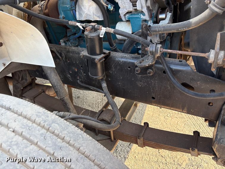 image for item EC4412 2001 International 4700 flatbed truck