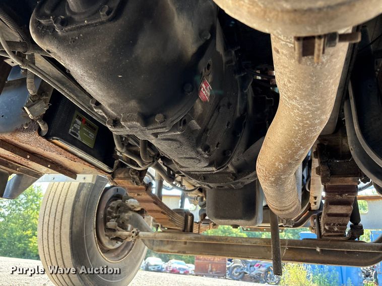 image for item EC4412 2001 International 4700 flatbed truck