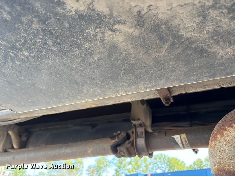 image for item EC4412 2001 International 4700 flatbed truck