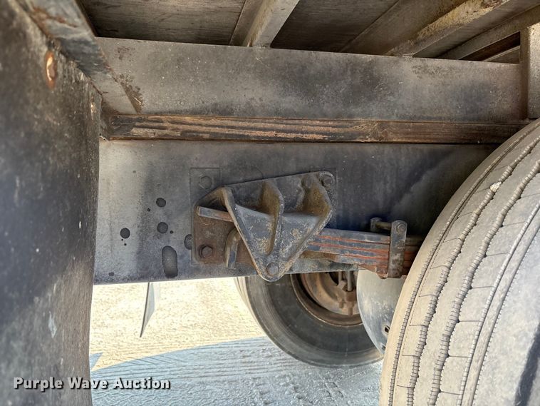 image for item EC4412 2001 International 4700 flatbed truck