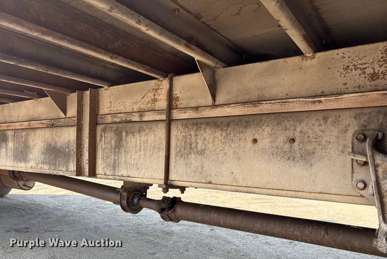 image for item EC4412 2001 International 4700 flatbed truck