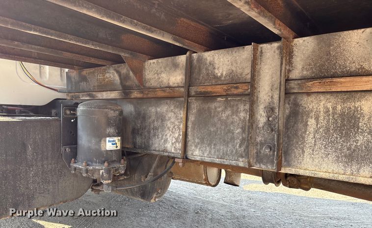 image for item EC4412 2001 International 4700 flatbed truck