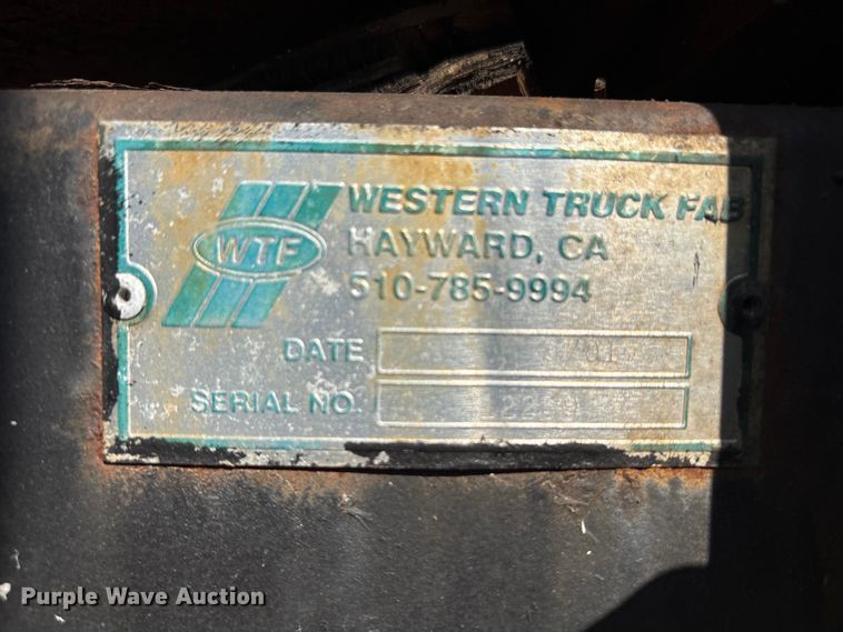 image for item EC4412 2001 International 4700 flatbed truck