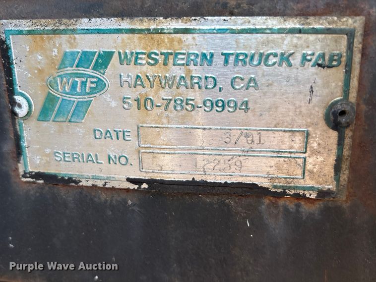 image for item EC4412 2001 International 4700 flatbed truck