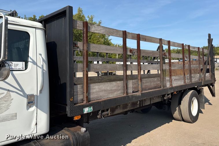 image for item EC4412 2001 International 4700 flatbed truck