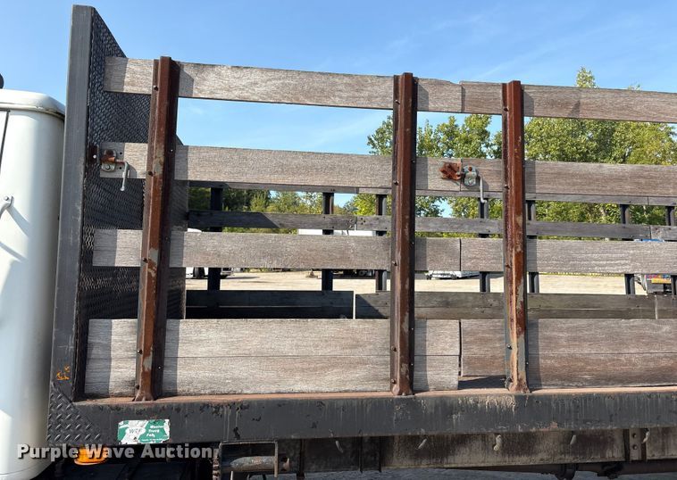 image for item EC4412 2001 International 4700 flatbed truck