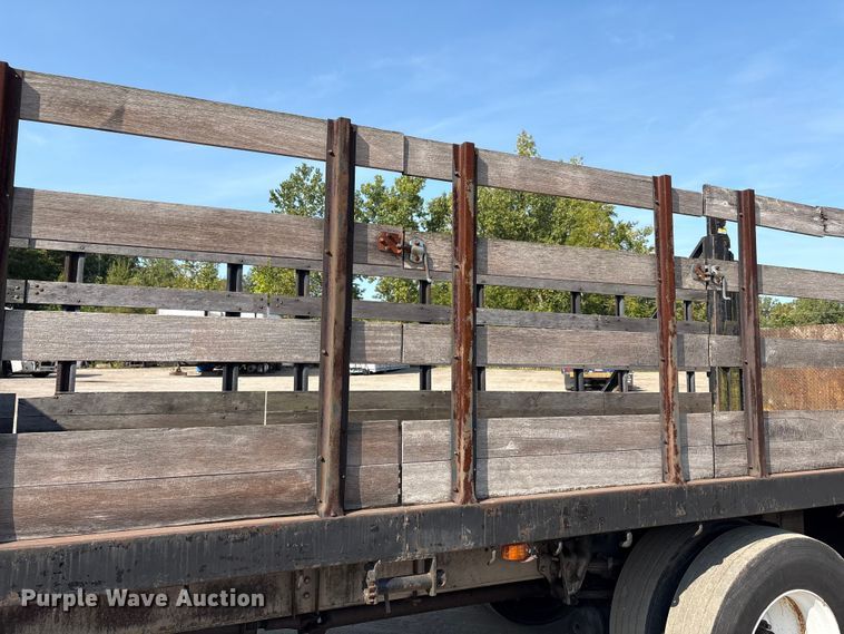 image for item EC4412 2001 International 4700 flatbed truck