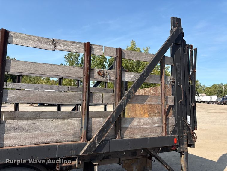 image for item EC4412 2001 International 4700 flatbed truck