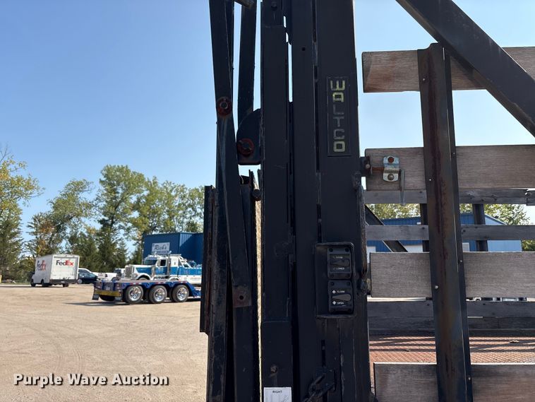 image for item EC4412 2001 International 4700 flatbed truck