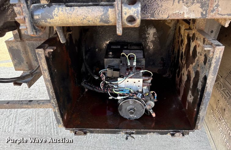 image for item EC4412 2001 International 4700 flatbed truck