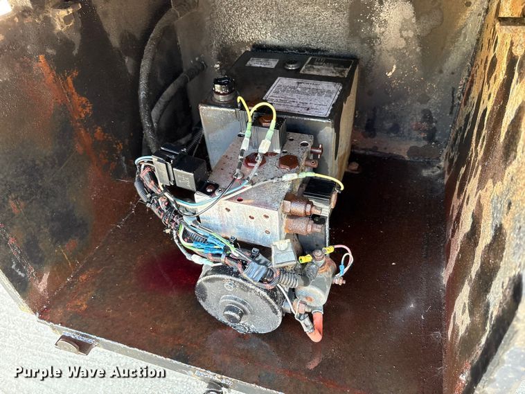 image for item EC4412 2001 International 4700 flatbed truck