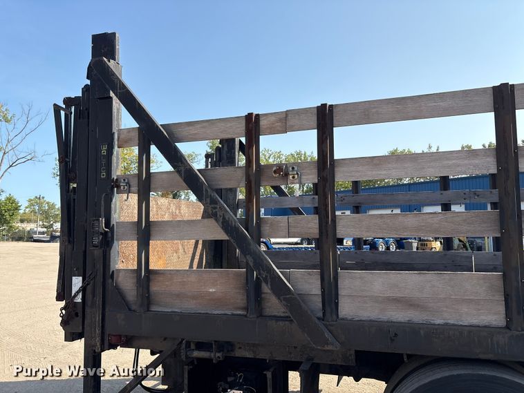 image for item EC4412 2001 International 4700 flatbed truck