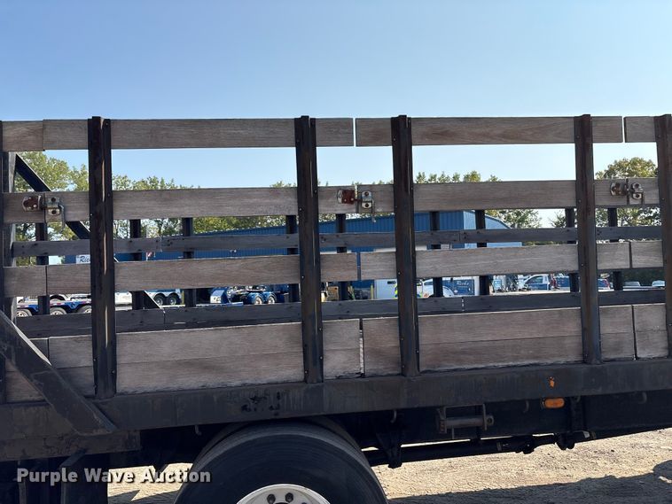 image for item EC4412 2001 International 4700 flatbed truck