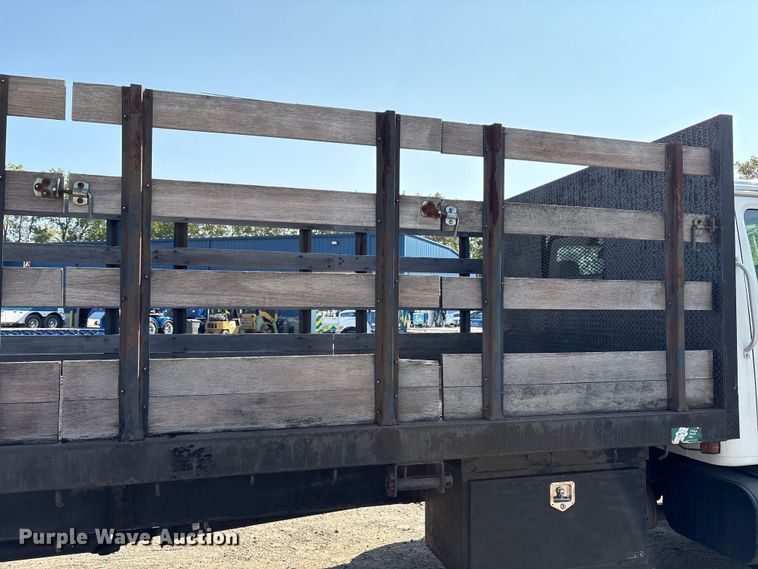 image for item EC4412 2001 International 4700 flatbed truck