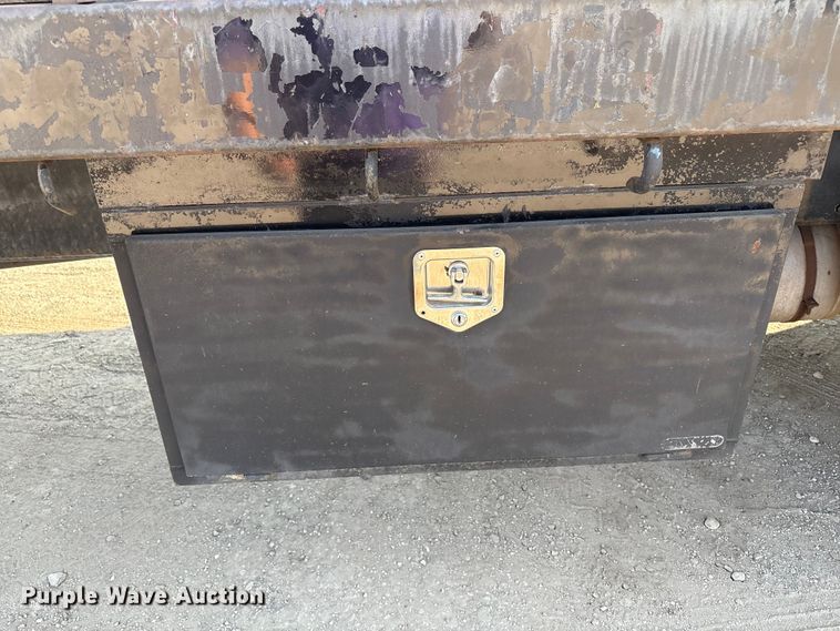 image for item EC4412 2001 International 4700 flatbed truck