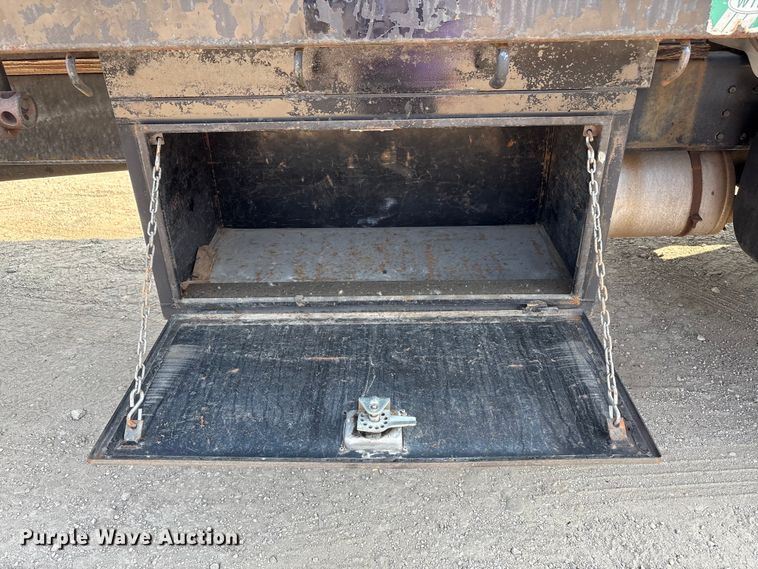 image for item EC4412 2001 International 4700 flatbed truck