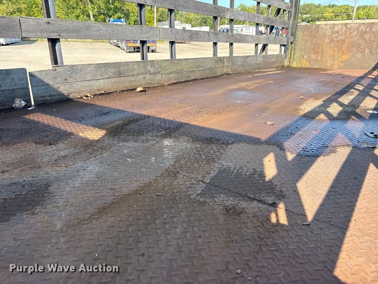 image for item EC4412 2001 International 4700 flatbed truck