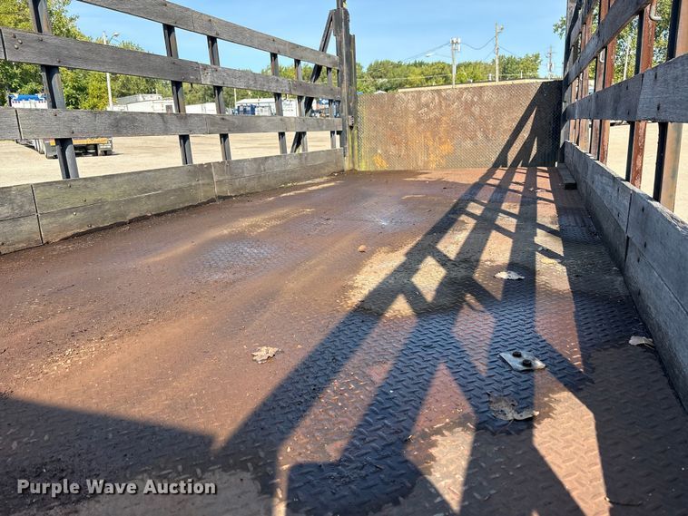 image for item EC4412 2001 International 4700 flatbed truck