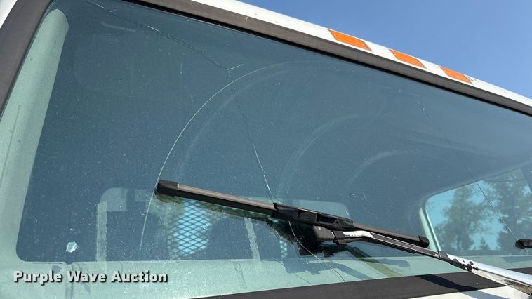 image for item EC4412 2001 International 4700 flatbed truck