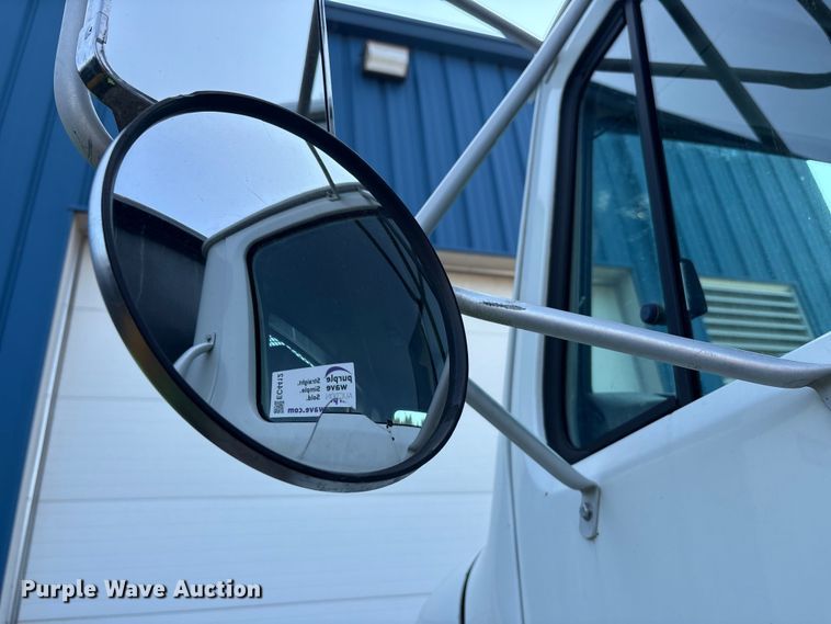 image for item EC4412 2001 International 4700 flatbed truck