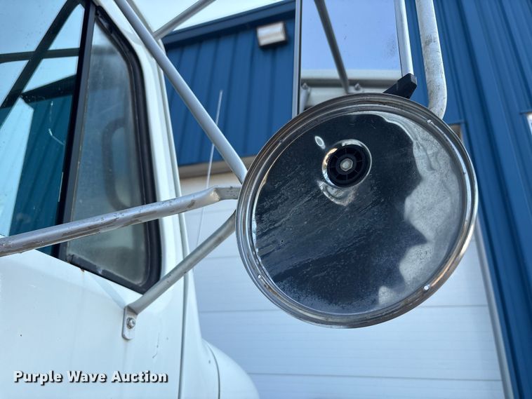 image for item EC4412 2001 International 4700 flatbed truck