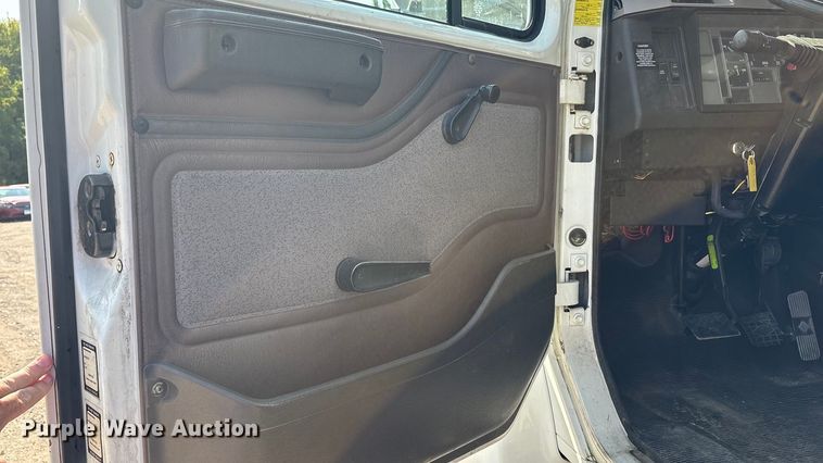 image for item EC4412 2001 International 4700 flatbed truck