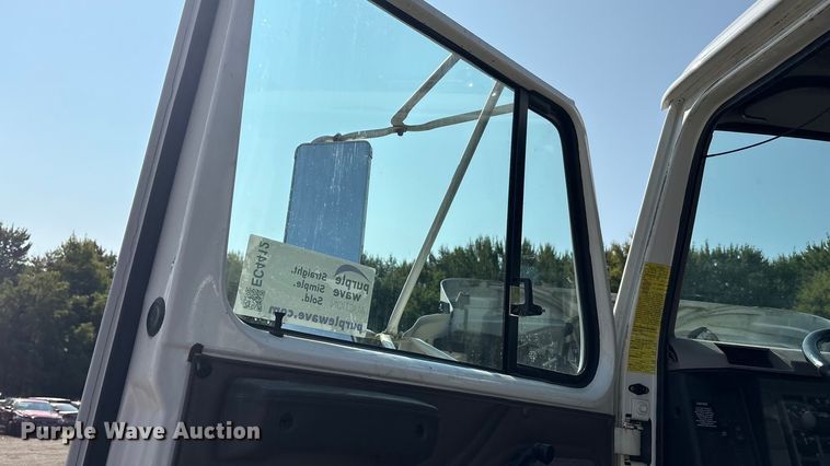 image for item EC4412 2001 International 4700 flatbed truck