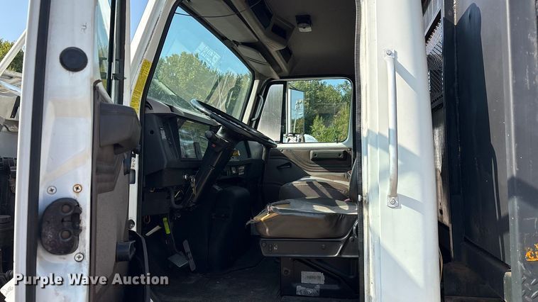 image for item EC4412 2001 International 4700 flatbed truck