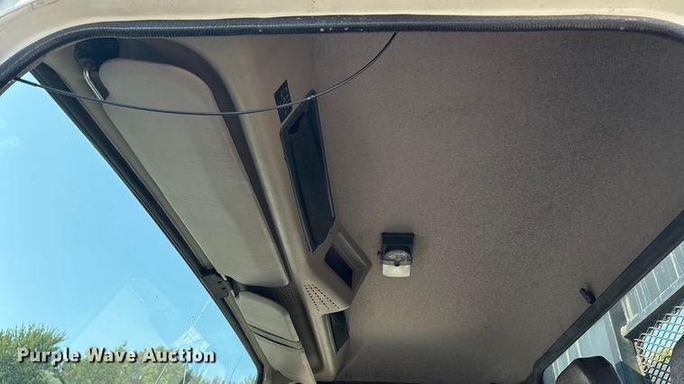 image for item EC4412 2001 International 4700 flatbed truck