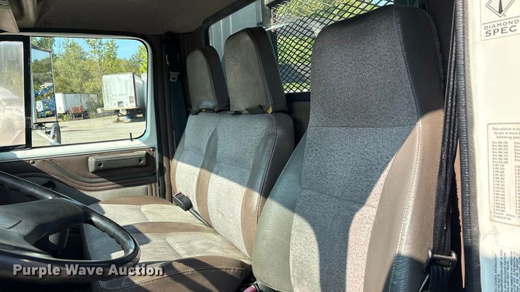 image for item EC4412 2001 International 4700 flatbed truck