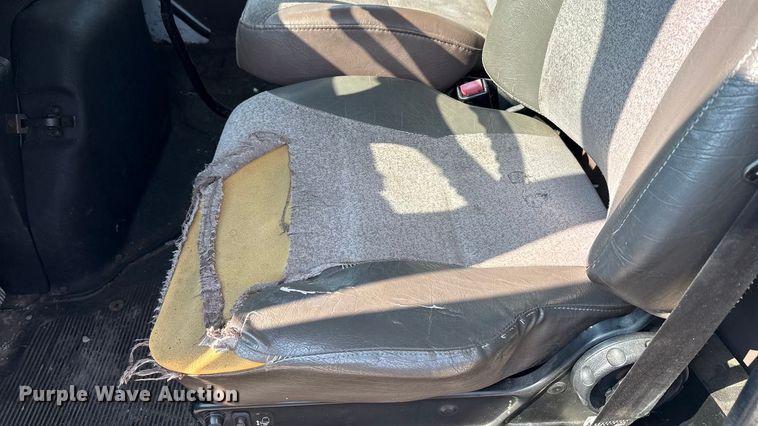 image for item EC4412 2001 International 4700 flatbed truck