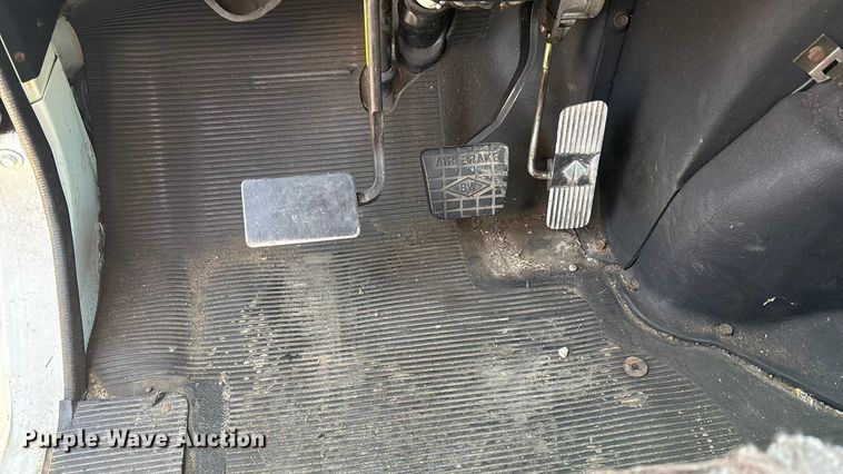 image for item EC4412 2001 International 4700 flatbed truck